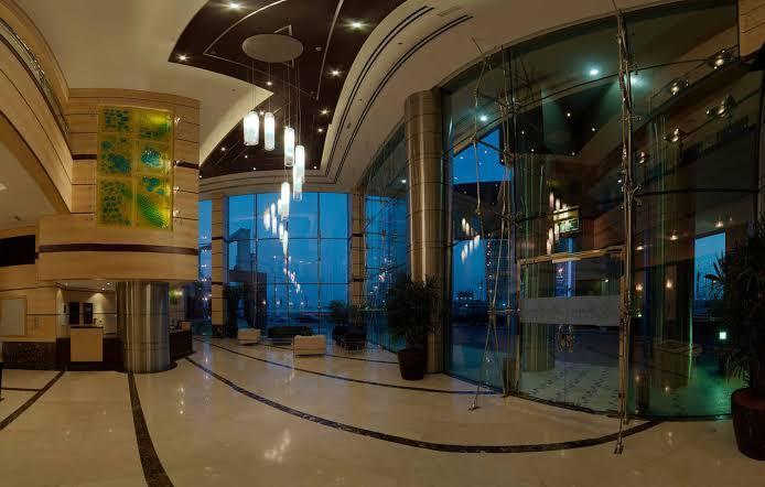 La Riviera Tower: Lobby
