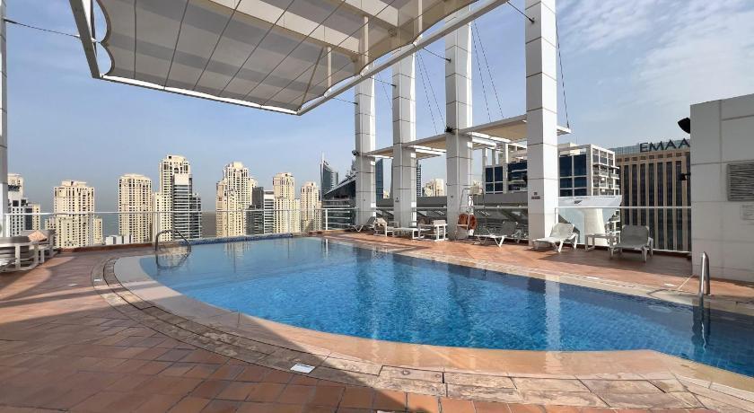 La Riviera Tower: Pool