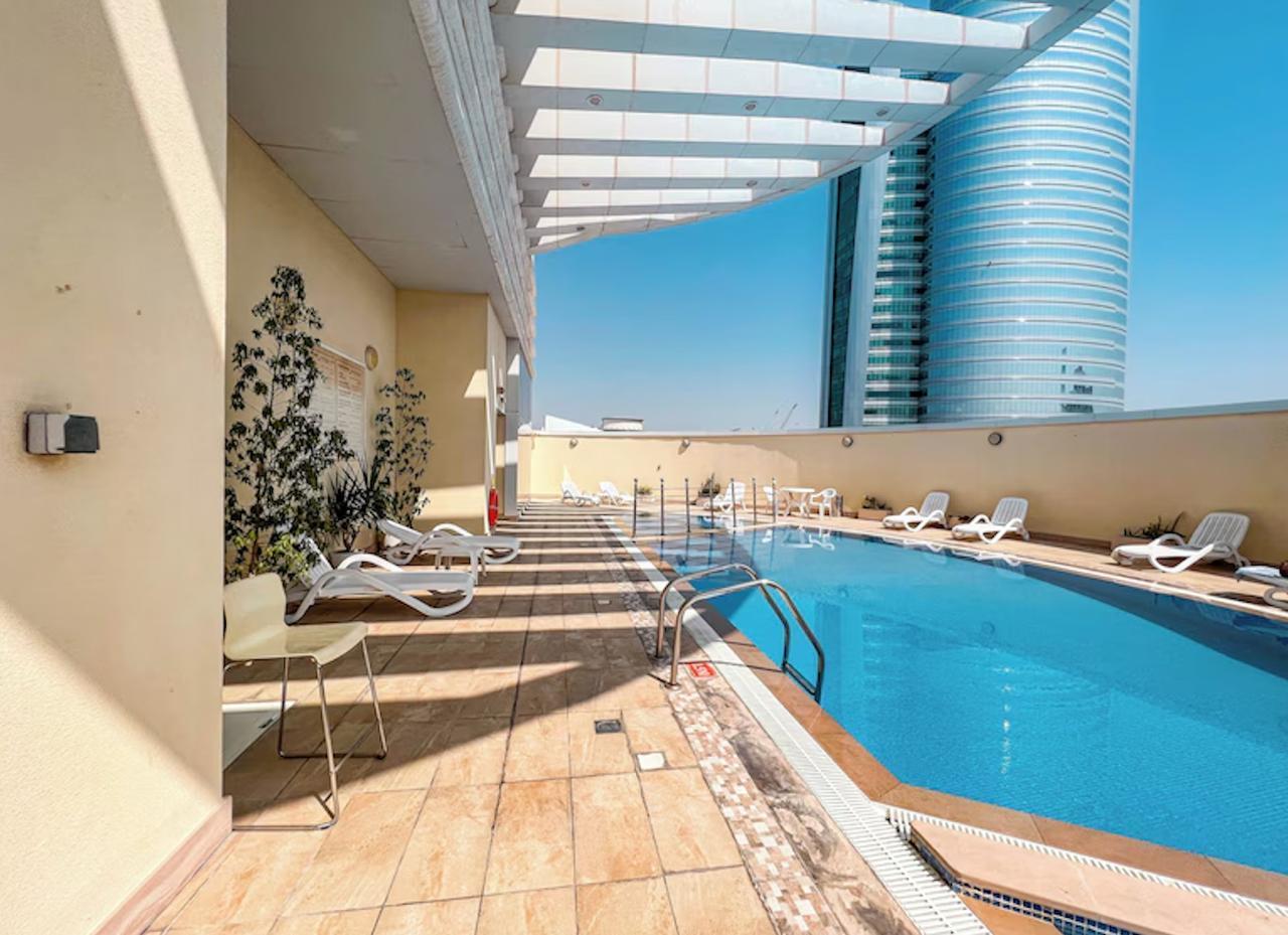Goldcrest Executive Tower: Pool