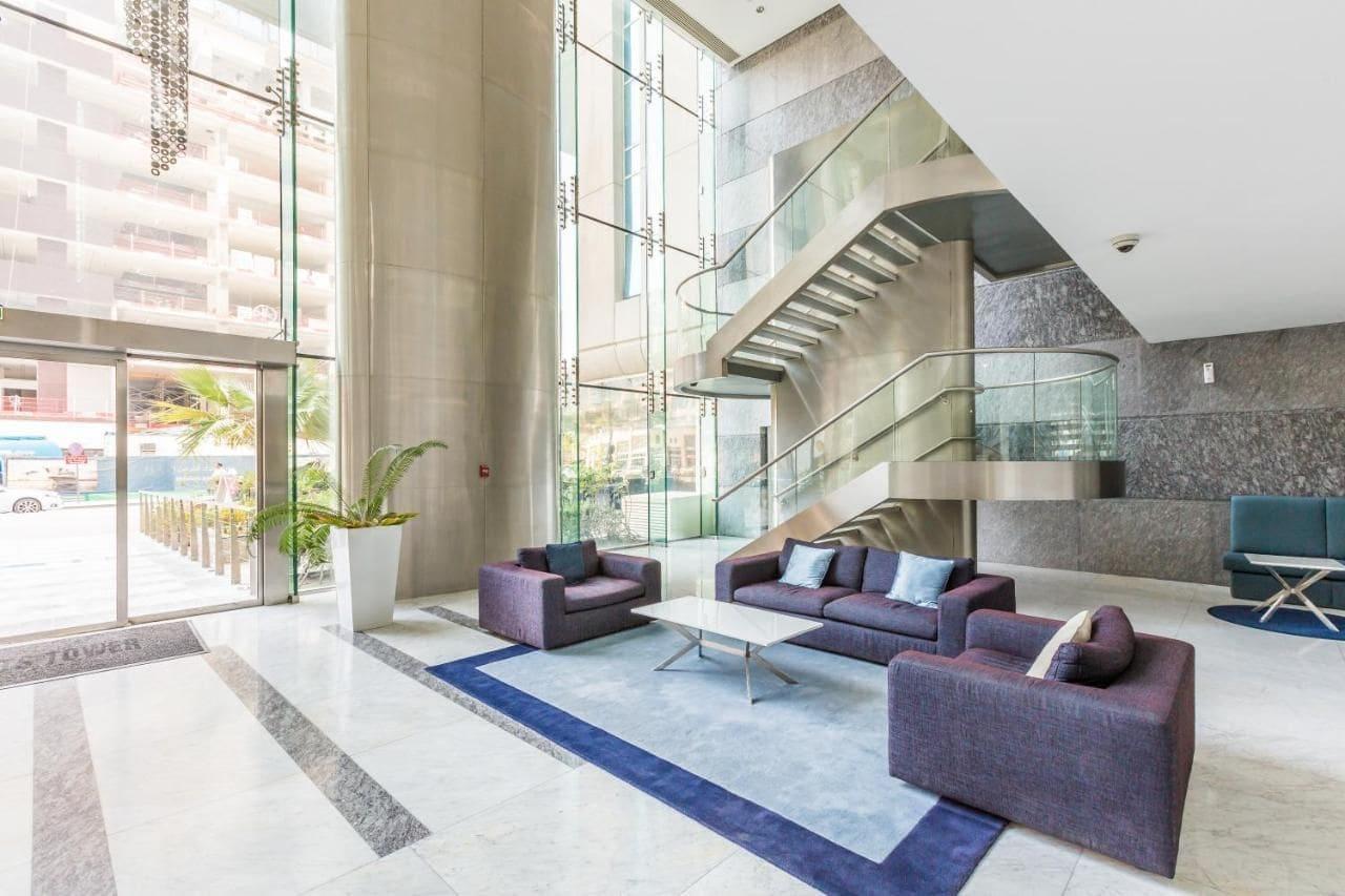 Marina Heights: Lobby