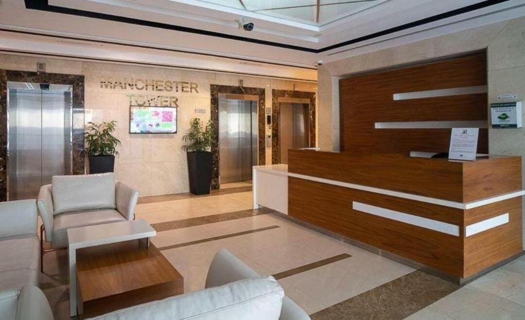 Manchester Tower: Lobby