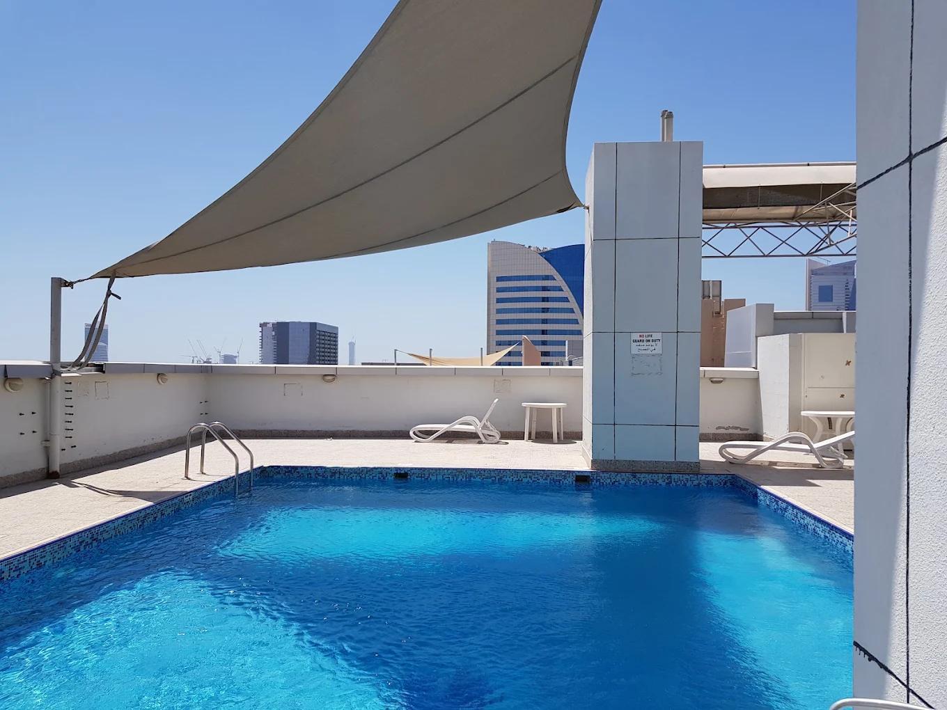 Avari Building: Pool