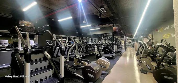 Al Warsan Tower: Gym