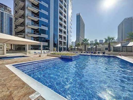 Bay Central: Pool