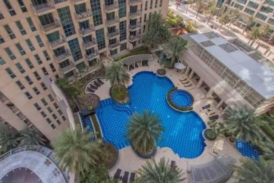 Standpoint Residences: Pool