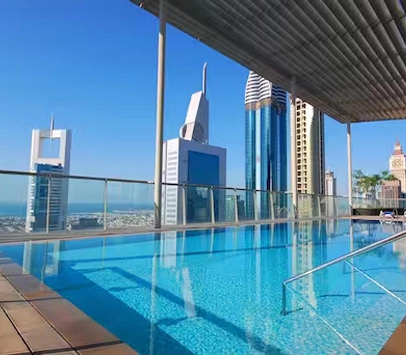 Liberty House: Pool