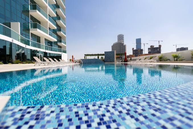 La Riviera Estate: Pool