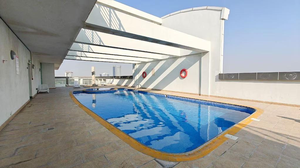 Red Residence: Pool
