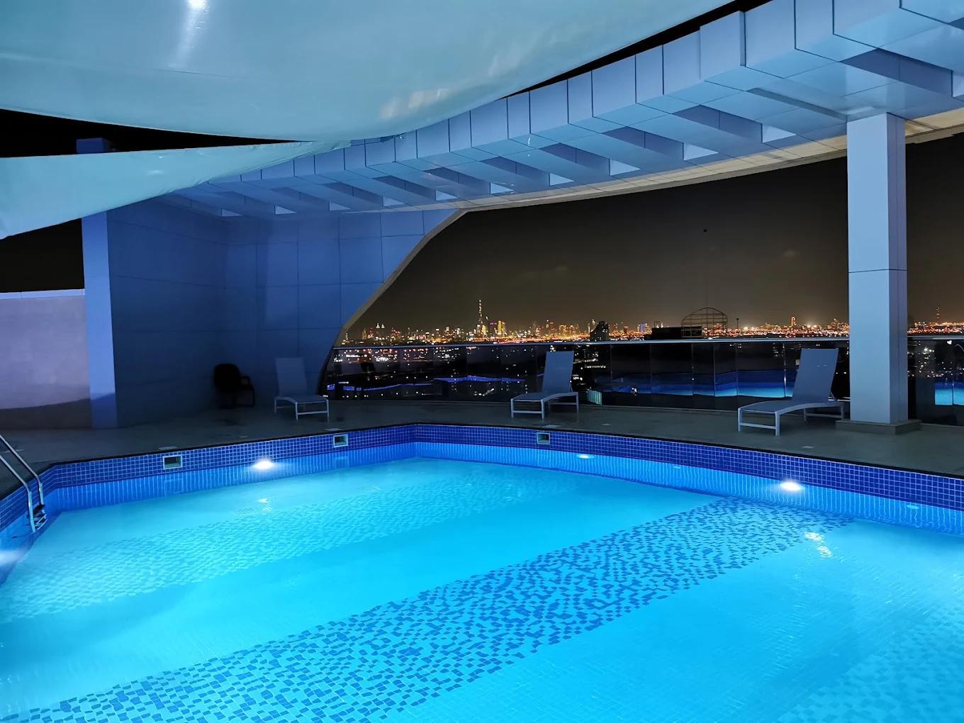 MM Towers: Pool