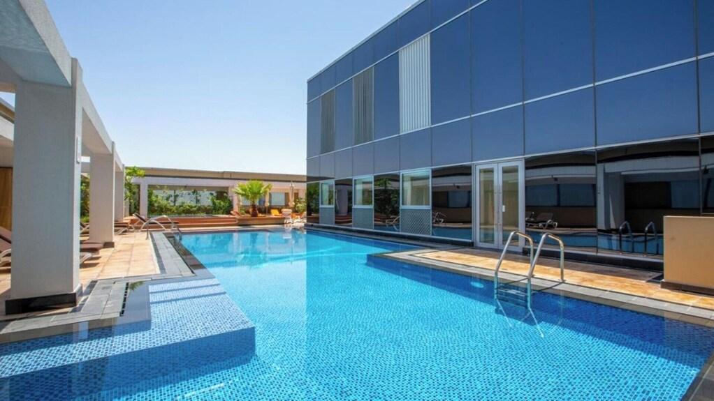 Sky Gardens: Pool