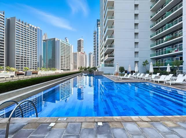Reva Residences: Pool