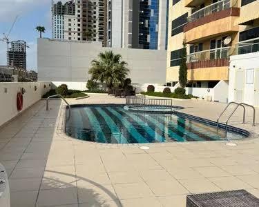 Al Dana Tower: Pool
