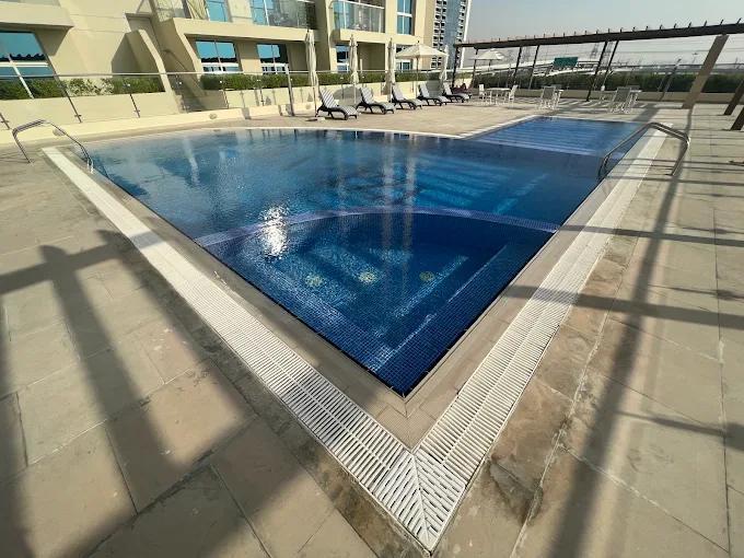 Azizi Plaza: Pool