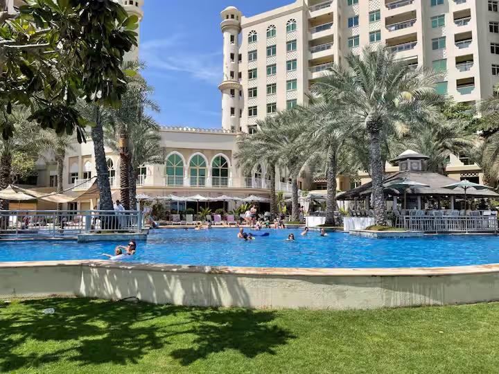 Shoreline Apartments: Pool