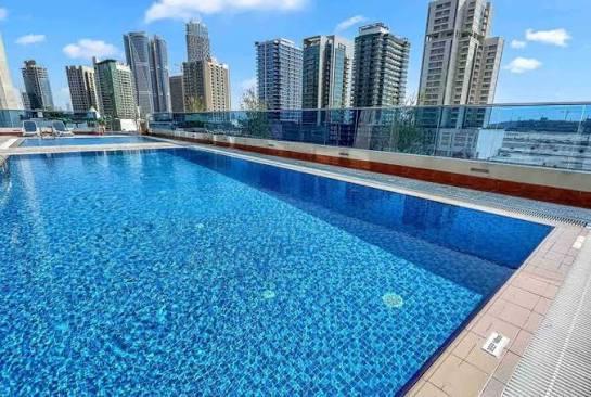 Majestic Tower: Pool